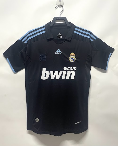 Equipación de visitante del Real Madrid 2009-10.jpeg