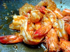 Phi thơm 1 muỗng hành tím băm với 2 muỗng canh dầu ăn, cho đầu tôm vào xào cho lên mùi. Sau đó, cho tôm đã ướp vào xào nhanh tay trên lửa lớn. Khi tôm đã hơi săn lại thì cho đậu bắp và cà tím vào đảo đều lên.