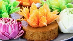 Cắt bánh pudding thành những bánh tròn, đặt bánh hoa sen lên trên là hoàn tất. Đây là cách kết hợp cực kì mới lạ, tưởng chừng 2 loại không liên quan gì với nhau nhưng khi kết hợp lại thì vô cùng phù hợp. Những bông hoa sen nở tung cánh phía trên, bên dưới là pudding như những chiếc đài sen. Pudding Ấn Độ mềm ngọt, tan ngay trong miệng khi vừa nếm thử, bánh hoa sen nhân đậu xanh béo béo, với những cánh hoa giòn tan. Món tráng miệng mới lạ như vậy rất đáng để thử đúng không?
