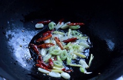 Phi thơm ớt, sả, tỏi băm, gừng với 2 muỗng canh dầu ăn trong chảo. Cho nghêu, ớt chuông vào, xóc đều lên cho nghêu ngấm gia vị.