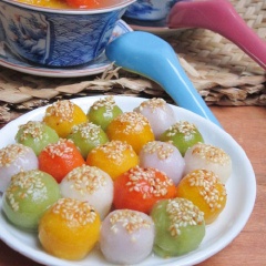 Nồi nước luộc bánh thì cho thêm 50gr đường, vài giọt nước cốt gừng, đun cho đường tan. Hòa bột năng với nước, đổ từ từ vào nồi nước vừa luộc bánh. Vừa đổ vừa khuấy cho đến khi nước trong nồi hơi sánh và chuyển màu trong thì tắt bếp. Múc phần nước này chan vào từng bát bánh chay.