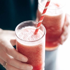 Trút sinh tố ra ly và thưởng thức. Giải khát cho những ngày nóng bức bằng những ly sinh tố dưa bạc hà thơm ngon, mát lạnh và giàu vitamin nhé. Càng uống càng khỏe đấy các bạn.