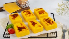 Dọn bánh ra đĩa và thưởng thức. Bánh sữa tươi nướng vàng ruộm bên ngoài, bên trọng mềm mịn và ngọt ngào, cắn vào một miếng bạn sẽ cảm thấy tan chảy và ăn mãi chẳng ngừng.