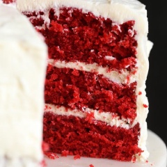 Cắt bánh ra và thưởng thức thôi nào. Đúng như tên gọi của mình, những chiếc bánh Red Velvet mang một màu đỏ nhung thật nồng nàn, say đắm. Red Velvet là sự kết hợp hài hòa của từng lớp bánh đỏ thắm đan xen với những lớp kem trắng mịn, bồng bềnh trông thật thích mắt và ngon miệng.
