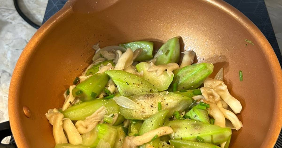 Mướp Khía Xào Nấm Bào Ngư Chay