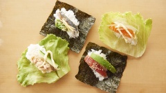 Để làm temakizushi, ta cho một thìa cơm, độ 20g lên trên miếng rong biển nori hoặc lá rau xà lách. Đừng cho quá nhiều cơm vì thế sẽ rất khó cuộn. Dàn mỏng cơm lên miếng nori, nhớ dàn cơm lên phía đầu chứ đừng để ở giữa và hơi ấn nhẹ xuống một chút. Sau đó đặt trên cơm những nguyên liệu ưa thích rồi cuộn miếng rong biển theo hình phễu. Như vậy là ta đã làm xong miếng sushi cuộn tay. Có thể kết hợp nhân cho món sushi cuộn tay như sau: Rong biển nori với cá nục, đậu bắp và gừng. Rau xà lách, cá hồi, hành tây và sốt mayonnaise. Rau xà lách, cá ngừ đóng hộp, dưa chuột và sốt mayonnaise. Rong biển nori, cá ngừ, trái bơ và mè rang.