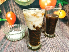 Chè đậu đen cốt dừa mát ngọt là món ăn được nhiều người ưa thích. Hạt đậu chín nở mềm, bùi bùi quyện cùng nước đường ngọt lịm và cốt dừa béo thơm hấp dẫn. Dùng làm món ăn tráng miệng hoặc dùng cho những bữa ăn phụ rất hợp.
