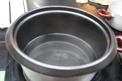 Cho 25gr bột rau câu vào nấu cùng 2 lít nước và 270gr đường trắng. Nấu đến khi nước rau câu sôi thì để lửa nhỏ liu riu.