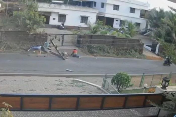 Phóng xe tốc độ cao, 2 sinh viên tông gãy cột điện rồi văng xuống đường - Tạp chí Doanh Nghiệp Việt Nam