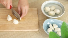 200gr khoai sọ đem gọt vỏ, ngâm nước muối rồi cắt thành những khúc vừa ăn.