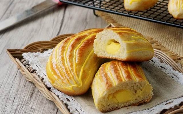 Bánh Bông Lan Chuối Nhân Kem