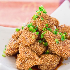 Trang trí thêm với hành lá cho đẹp mắt nữa nhé!