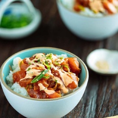 Bày trí ra đĩa cho đẹp mắt là có thể dùng. Món cá ngừ sốt cay được dùng ăn sống nên nguyên liệu cá chọn phải tươi ngon mà không phải ướp muối diêm đâu nhé! Món này dùng với cơm, rưới thêm ít sốt mayonnaise, tương ớt rắc ít mè trắng rang, rất tuyệt.