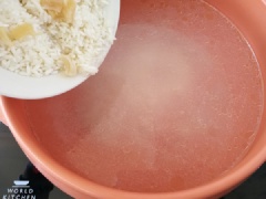 Xương cá cho vào nồi, thêm 1 lít nước đun sôi 30 phút. Sau vớt lượt qua rây loại bỏ xương. Cho nước trở lại nồi, thêm vào gạo tẻ, thịt băm và cồi sò điệp thái nhỏ. Nấu khoảng 1 tiếng đồng hồ cho cháo chín nhừ.