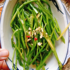 Các rau củ đã ướp chắc phần nước đó ra, sau đó tiếp đến cho vào từng loại rau củ 1 muỗng hỗn hợp nước đã pha chế, trộn đều ướp 5 phút. Sau đó chắc phần nước mắm đó ra.
