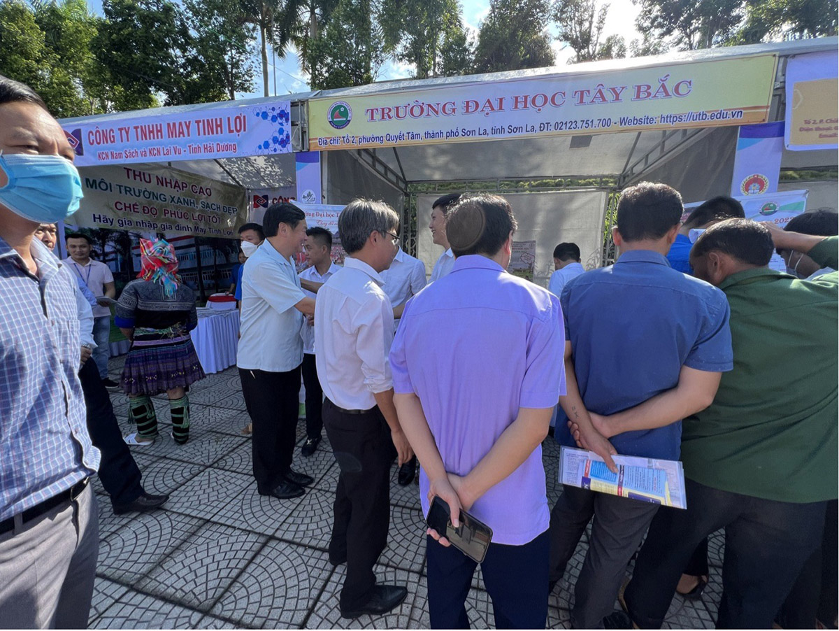Trường Đại học Tây Bắc tham dự Ngày hội việc làm, tư vấn hướng nghiệp huyện Mường La năm 2022