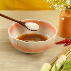 Ngâm 50gr me với nước sôi để lọc lấy nước cốt, sau đó cho nước cốt vào bát nêm vào 3 muỗng canh đường, 1 muỗng canh bột ngọt, 1 muỗng cà phê muối, khuấy đều hỗn hợp.