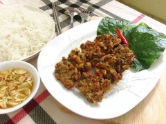 Chả ốc lá lốt chiên giòn đơn giản thì chấm cùng tương ớt, tương cà hoặc sốt mayonnaise. Nếu muốn cầu kỳ hơn thì bạn có pha nước mắm chua cay, mặn ngọt. Ăn cùng với bún tươi, rau sống rất ngon nhé! Dùng cho bữa sáng, bữa trưa hay tối đều được.