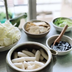 Bắp cải cắt nhỏ thành miếng vừa ăn, tách r thành từng miếng và đem rửa sạch. Hành boaro cắt lát, chả cá cắt vuông thành miếng vừa ăn. Bánh gạo rửa sơ qua nước và tách thành từng miếng nhỏ, cắt ngắn vừa ăn (nếu bạn mua loại bánh dài)