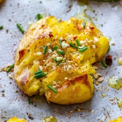 Vậy là món khoai tây nướng của chúng ta đã hoàn thành. Ngay từ khi còn trong lò, hương khoai tây nướng quyện với mùi thơm đặc trưng của dầu olive đã làm vị giác bất kì ai cũng phải "rộn rạo" mong chờ món ăn hấp dẫn này rồi.