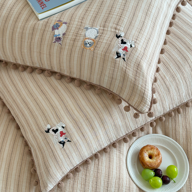 Cotton bedding set with pompon trim