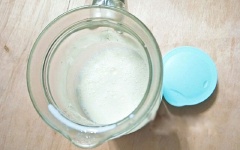 Rót hỗn hợp sữa chua uống vào 1 cái hũ sạch, đậy kín nắp, ủ sữa nơi kín gió, có nhiệt độ ấm 1 chút là được. Ủ trong khoảng 9 - 10 tiếng thì sữa sẽ lên men.