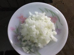 Cà rốt gọt vỏ, băm nhỏ. Hành tây bóc vỏ cũng băm nhỏ.