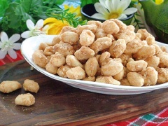 với những hạt đậu phộng to béo, rang chín thơm phức hấp dẫn. Thích hợp nhâm nhi hoặc làm mồi nhấm lai rai bia rượu đều được.