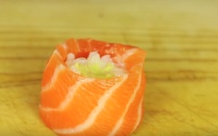 Tiếp theo, cho mù tạt, trứng cá lên trên.