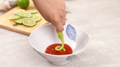 Chanh thái lát tròn. Ngò gai xắt nhuyễn. Ớt hiểm xanh, ớt hiểm đó bỏ cuống. Tôm khô ngâm mềm, băm nhuyễn. Làm sốt mắm nhĩ Thái: Cho hỗn hợp gồm 6 muỗng canh nước mắm, 3 muỗng canh đường trắng, 5 muỗng canh tương ớt, 20gr tôm khô băm nhuyễn, 20gr ớt bột, 20gr ớt khô, 10gr mù tạt, 30gr ớt hiểm xanh vào trộn đều.