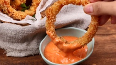 Cho thành phẩm ra dĩa, chấm với sốt mayonnaise và tương ớt. Vị giòn ngọt của hành tây chấm với sốt béo ngậy tạo nên món ăn vặt vô cùng hấp dẫn.