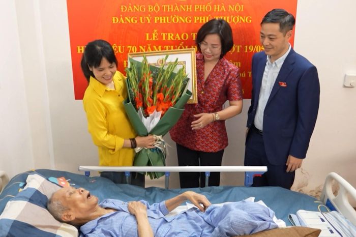 Trao Huy hiệu 70 năm tuổi Đảng tặng đảng viên lão thành - Đài Phát thanh và truyền hình Hà Nội