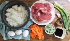 Chuẩn bị nguyên liệu. Cà rốt rửa sạch, bào vỏ, thái lát mỏng. Hành lá rửa sạch, thái nhuyễn riêng phần đầu hành trắng và phần lá hành. Trứng gà đập ra bát, đánh tan. Thịt bò rửa sạch, rắc chút muối rồi đem áp chảo, để riêng. Bắc chảo dầu lên bếp, cho cà rốt vào xào.