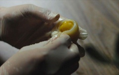 Sau khi chia nhỏ theo định lượng các thành phần của bánh như bên trên. Tiến hành bọc nhân trước nhé.-Các viên nhân sầu riêng, vo tròn, ép nhẹ và cho lava vào giữa-Dùng tay bọc nhân sầu riêng và la va lại cẩn thận tránh để nhân lộ ra ngoài sẽ rất dễ bị chảy.-Lưu ý khi chia nhân, la va chia sau cùng nhưng phải làm đầu tiên để tránh la va bị chảy ra-Mochi sau khi chia thành các viên nhỏ, vo tròn thành các viên 20gr, cán tròn và bọc phần nhân sầu riêng đã bọc lava.