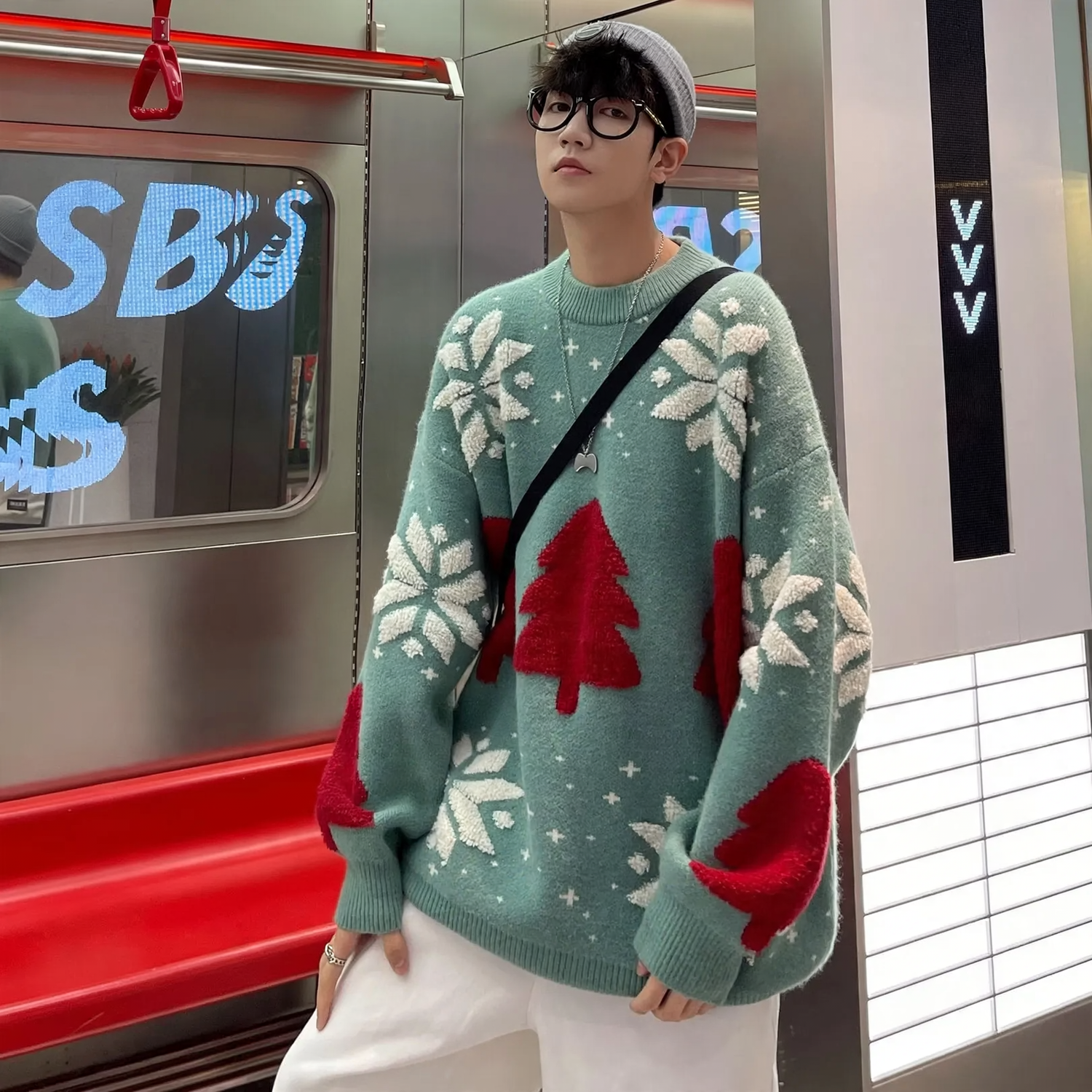 Loose-fitting Christmas knit sweater with reindeer motif