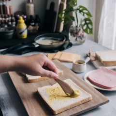 Phết 1 lớp mỏng mù tạt Dijon (hoặc mù tạt vàng) lên 1 mặt bánh, để thêm 1 lát phô mai mềm tùy thích (mình dùng phô mai Cheddar). Gấp thịt nguội làm 4 sau đó xếp lên trên miếng bánh mì đã có mù tạt và phô mai. Lại thêm 1 lớp phô mai lên trên cùng và ghép thành 1 cặp sandwich với 1 lát bánh mì nguyên.