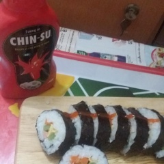 Cuộn lại và ăn với tương ớt. Món này có thể dùng làm bữa sáng, mang đi picnic hoặc như một món ăn vặt rất ngon.