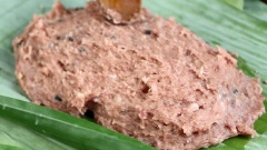 Lá dùng để gói là lá chuối đã được rửa sạch và trụng qua nước sôi giúp chả bò không bị gãy khi gói. Bạn quết 1 lớp dầu ăn bên ngoài lá chuối rồi đặt thịt vào giữa lá và cuốn trước lớp trong cho thật chặt tay rồi mới cuốn lớp ngoài nhé.