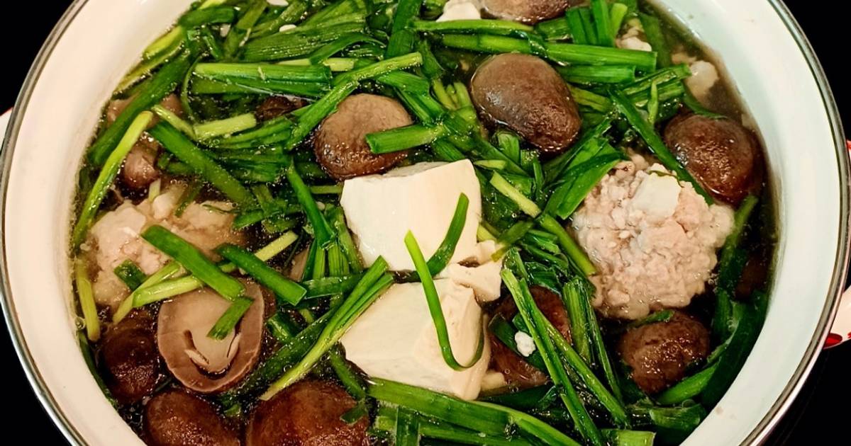 Canh hẹ nấu mọc thịt, đậu và nấm rơm