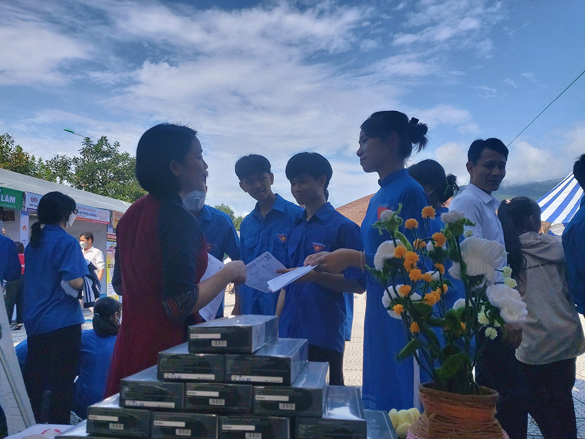 Trường Đại học Tây Bắc tham dự Ngày hội việc làm, tư vấn hướng nghiệp huyện Mường La năm 2022