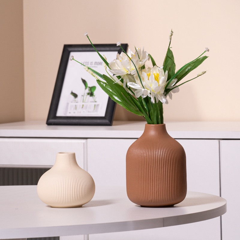 Keramikblumenvase mit Rillen, modern, Weiß