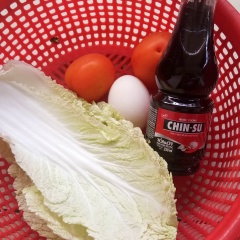 Đầu tiên đem cà chua rửa sạch, cắt bỏ cuốn rồi cắt thành những lát nhỏ, sau đó thái tiếp thành những khối hạt lựu. Bạn có thể bỏ hoặc giữ lại hạt cà chua tùy ý.