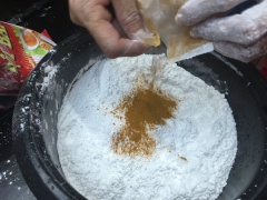 Trứng vịt đập ra chén, để riêng. Sau đó, trộn 1kg bột bánh xèo với 1 lít nước. Tiếp tục cho lần lượt trứng vịt, nước cốt dừa, bột nghệ vào tô bột bánh xèo đã chuẩn bị sẵn, khuấy đều.