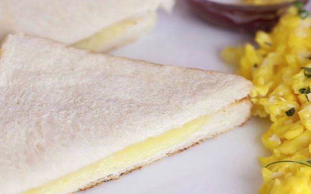 Bánh Mì Sandwich Phô Mai Nướng Với Bàn Ủi