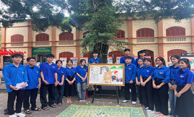 Khoa Khoa học Xã hội tham dự triển lãm chuyên đề “Từ nhà tù Sơn La đến nhà tù Côn Đảo - Địa ngục trần gian”