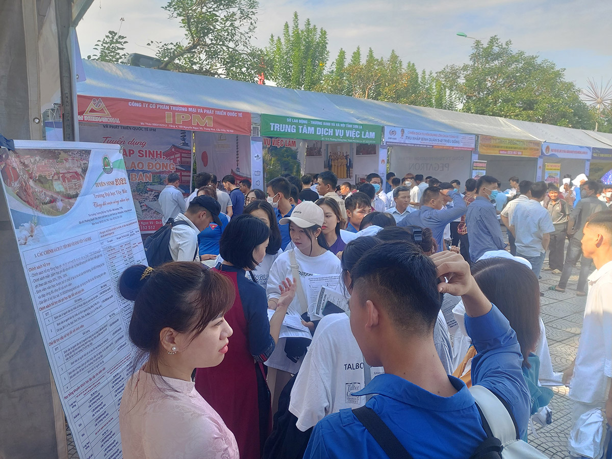 Trường Đại học Tây Bắc tham dự Ngày hội việc làm, tư vấn hướng nghiệp huyện Mường La năm 2022