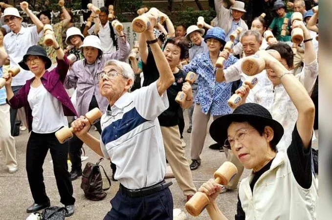 Japonia: Mbi 100,000 qytetarë mbi 100 vjeç, sfidat e plakjes