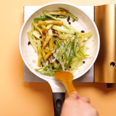 Làm nóng chảo, cho dầu ăn vào. Khi dầu ăn nóng thì cho tỏi băm vào đảo đều tay. Khi tỏi băm hơi chuyển vàng và lên mùi thơm lừng thì cho cà tím vào xào. Đảo đều tay đến khi cà hơi mềm thì cho ớt chuông, 5gr nước tương, 3gr muối, 2gr hạt nêm và 10gr tiêu hột vào xào cùng. Đảo đều để món cà tím xào ớt chuông không bị chỗ mặn chỗ ngọt và chín đều.