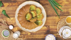 Vào một chiều chủ nhật ấm áp, còn gì tuyệt vời hơn là thưởng thức món bánh bò lá dứa dân dã cùng một tách trà nóng nào. Vị dai dai của bánh bò, mùi thơm thoang thoảng dịu dàng của lá dứa cùng vị bùi bùi béo béo của cơm dừa sẽ làm cho mọi thành viên trong gia đình bạn ăn một miếng rồi lại muốn ăn thêm một miếng nữa.