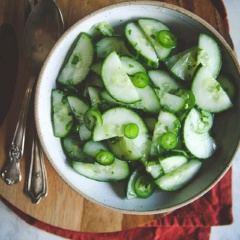 Cách làm đơn giản, chỉ vài bước là bạn đã có món salad dưa leo rồi đấy! Món salad dưa leo giòn giòn, chua chua, ngọt ngọt, cay cay này chắc chắn sẽ khiến bữa cơm hằng ngày bớt ngán.